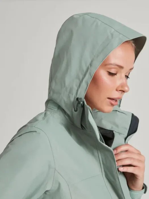 Your wind and waterproof rain jacket with a unique, bio based membrane.